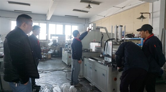 陽光明媚！客戶來鄧氏現場考察大型數控切鋁機