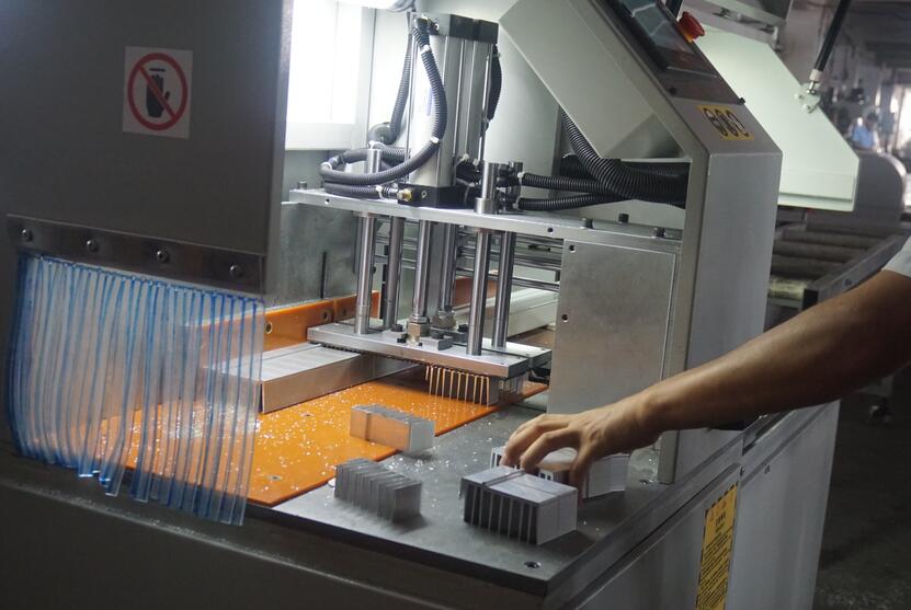 全自動切鋁機DS-A400切割電腦散熱器，蘇州客戶訂購5臺