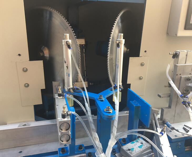 鋁型材切割機切割廣告燈箱專用，45度角邊框無縫銜接【江蘇案例】